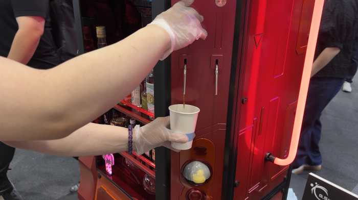 Auf der Computex können Besucher am PC ein Getränk nach Wahl erhalten. Etwas Geduld braucht es dafür allerdings. (Bild: Martin Böckmann)